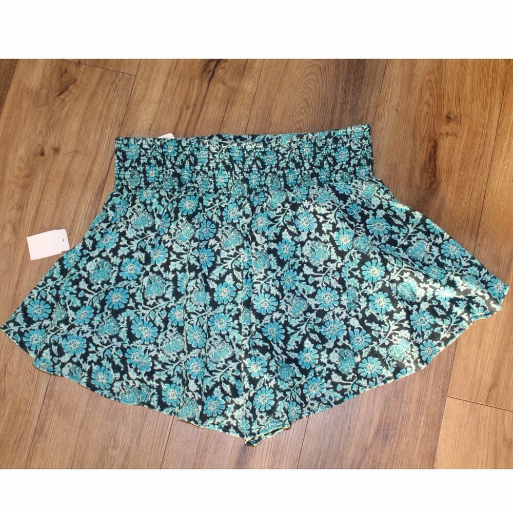 Free People “Say It’s So” Blue Floral Smocked Shorts | Size M | NWT - Picture 4 of 8
